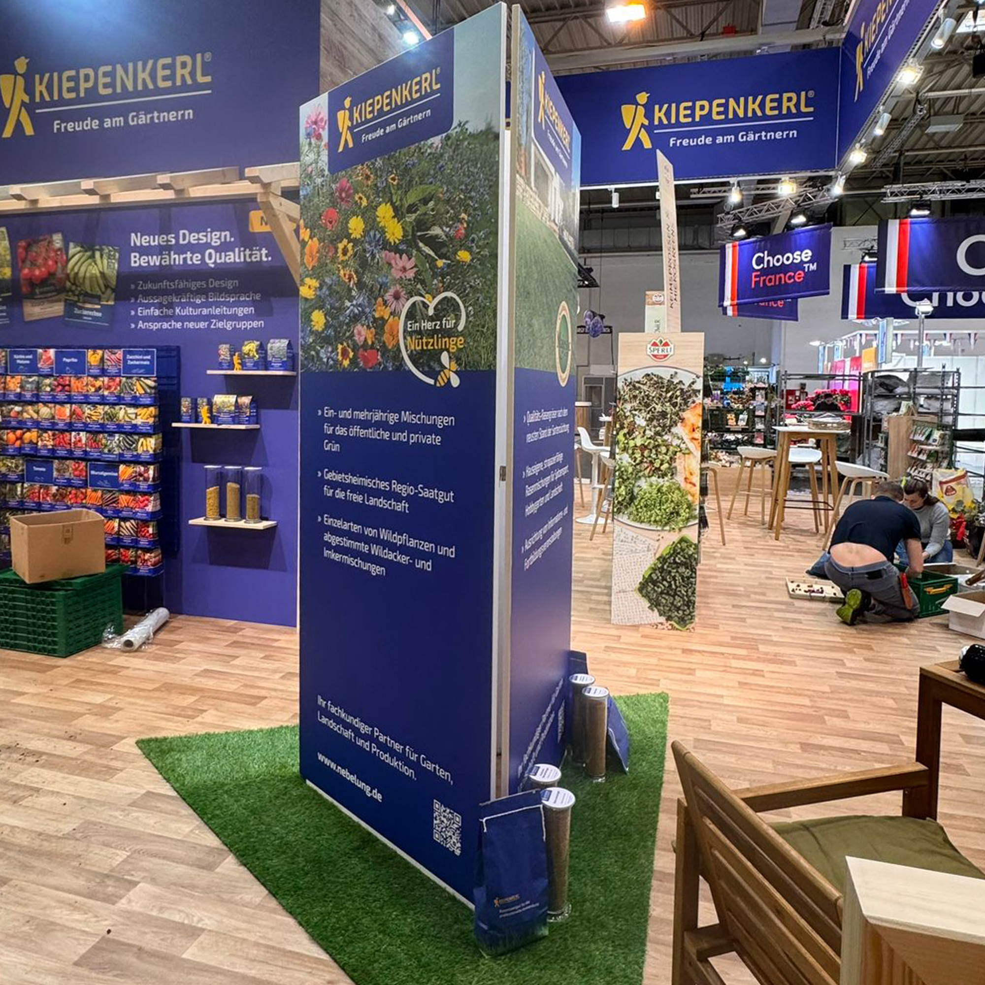 Ein großer Messestand von Kiepenkerl mit einer Vielzahl von Produkten ausgestellt.